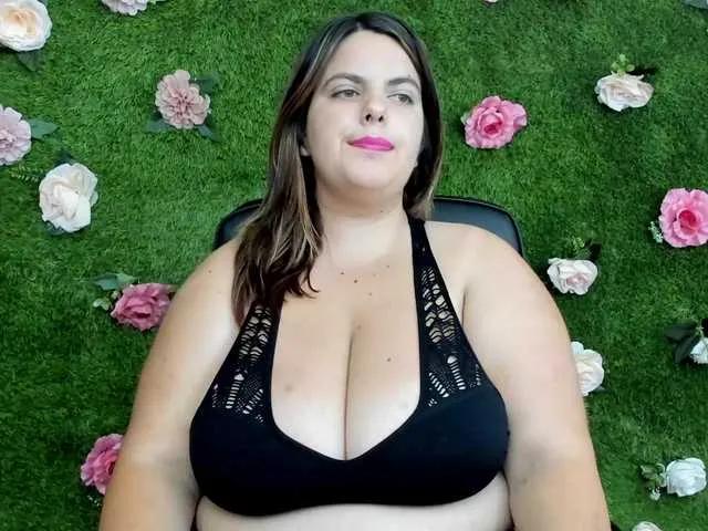 Freechat HugeTittiess on BongaCams