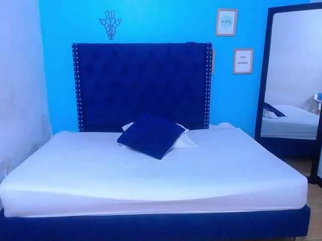 kinky-redhead18 — chupen los pezones