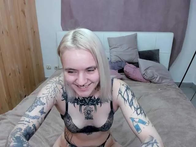 Freechat MonikaLowww on BongaCams