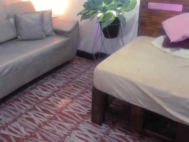 Yeseniaa25 on BongaCams 