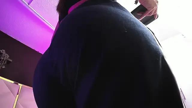 April_bowie — Plug anal+shake ass