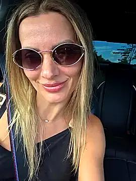 Freechat QuenMonicaUK on StripChat